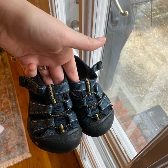 Keen Other - Navy keens size 5
